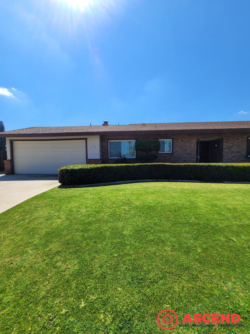 Bakersfield House: 4213 Charter Oaks Ave