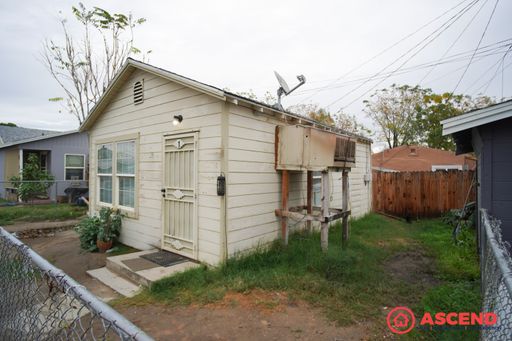 Cozy 1 Bedroom Home in the 93308 Area – photo 1