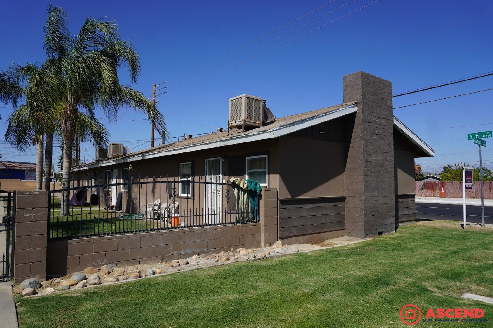 Bakersfield Apartment: 1702 Shamrock Way