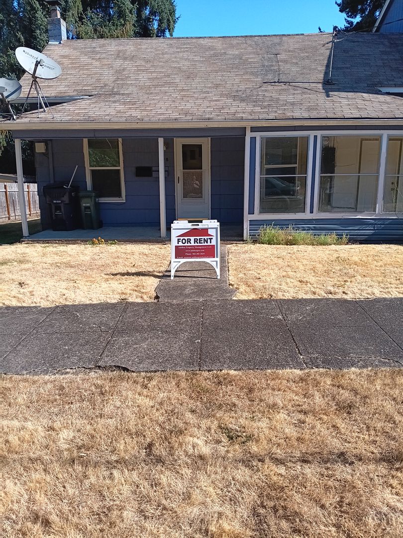 Duplex 4 Blocks From WOU Available