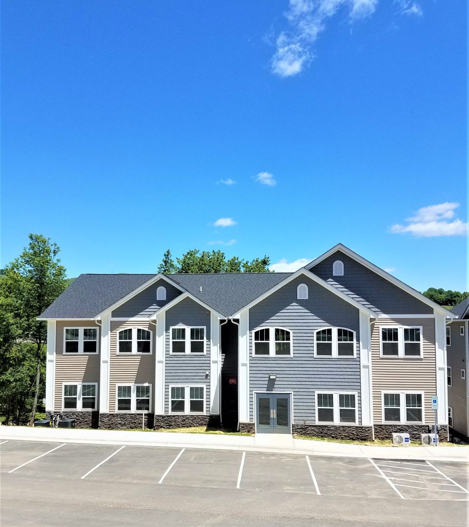 Jefferson Apartment: Academy St