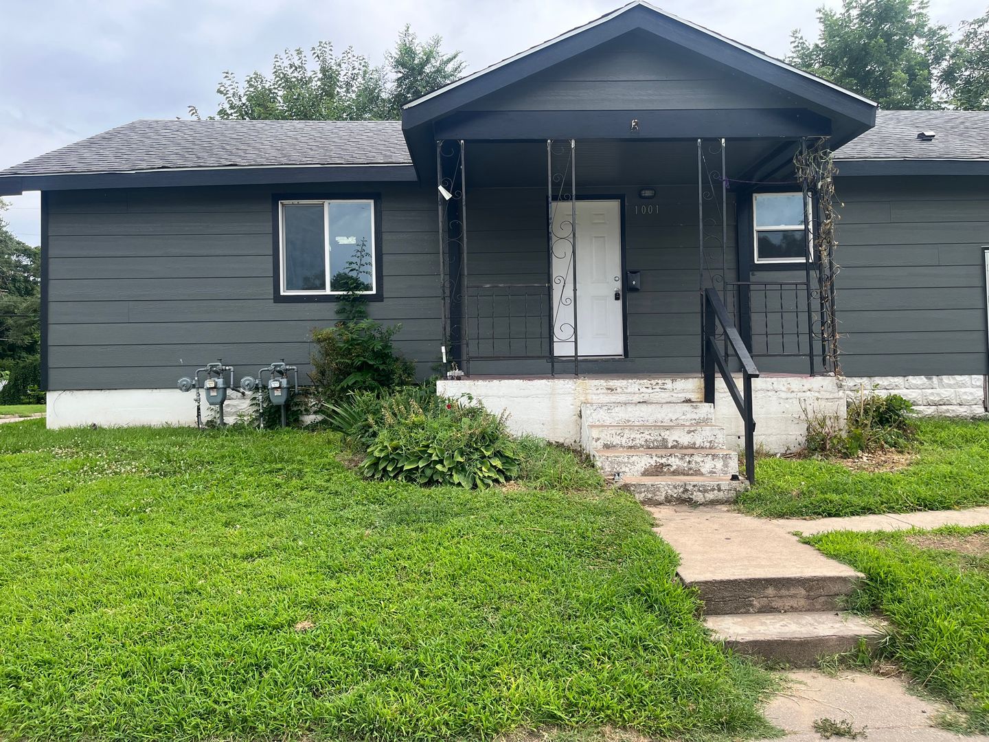 Wichita House: 1001 South Mary's Drive - 1