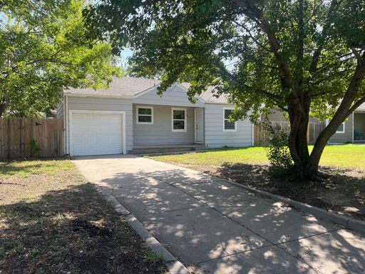 Charming 2-Bedroom 1 Bath house with attached Garage – photo 1
