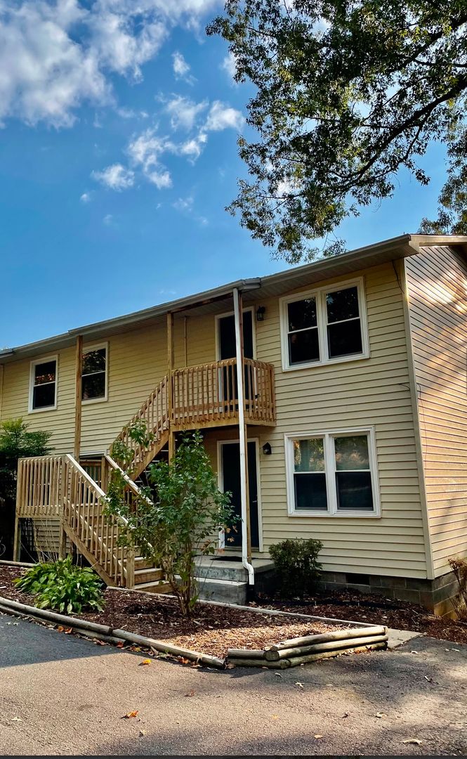 Candler Apartment: Silent Springs Rd