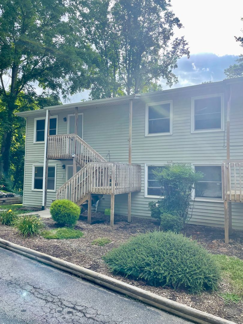 Candler Apartment: Silent Springs Rd