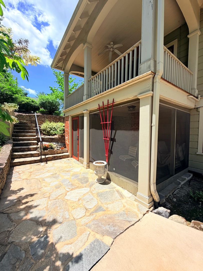 Asheville House: 61 Cumberland Cir