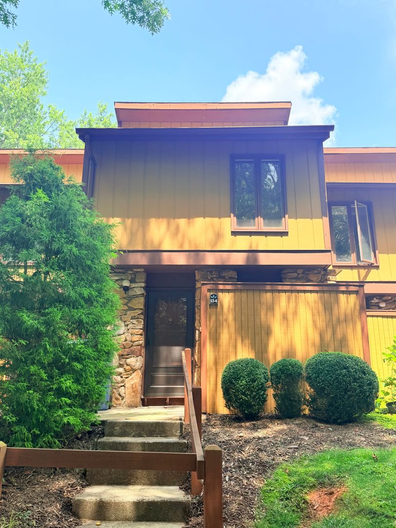 Arden House: 134 Colony Dr