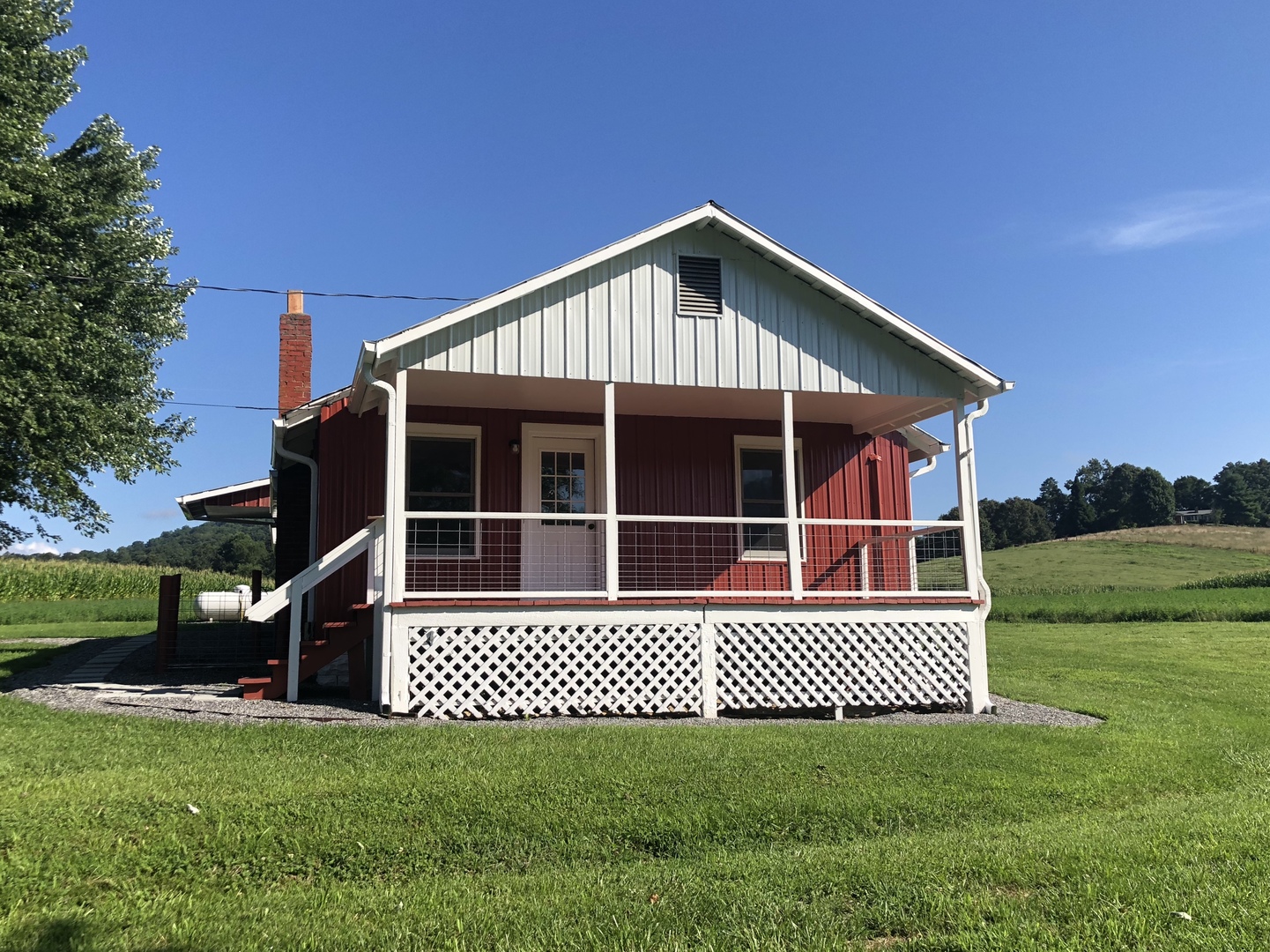 Super cute farm house with beautiful mountain view! 2 bedrooms, 1 bathroom! 