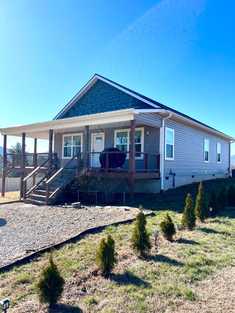 Asheville House: 98 Dix Creek Chapel Rd