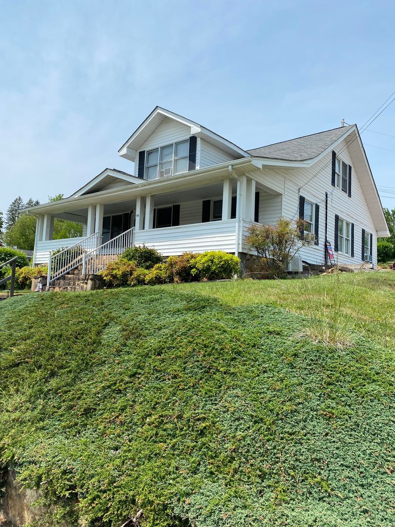 Mars Hill House: 95 Mountain View Rd