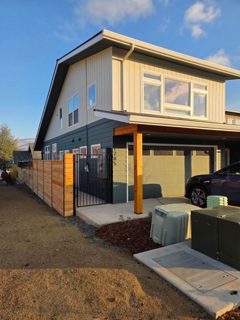 Ashland House: 1285 Hagen Way