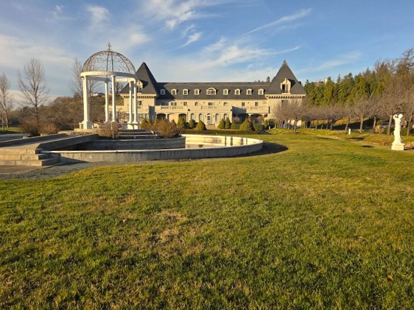 Ashland Apartment: 1280 Oak St - Oberon Chateau #2