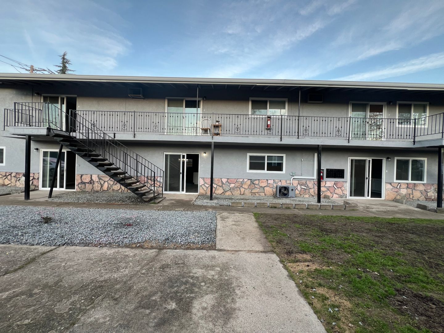 Central Point Apartment: 919 Pine St Unit C