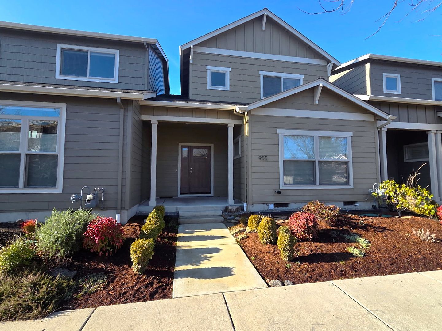 Ashland House: 955 Camelot Dr