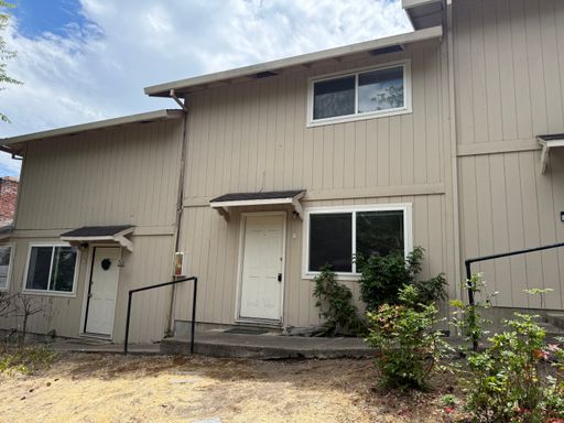 Two bedroom, 1.5 bath townhome near Downtown Ashland | Available Now