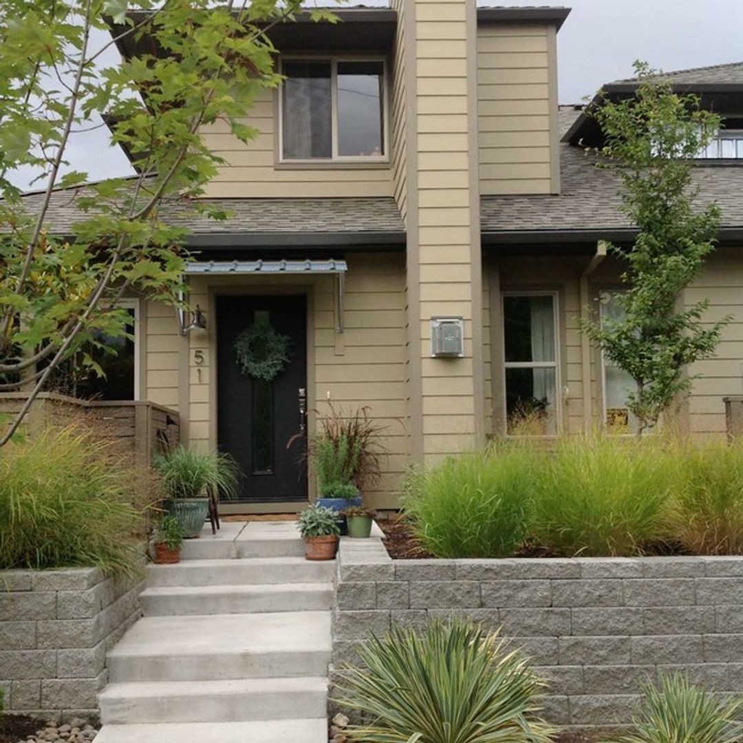 Stunning town home in the Ridgeview Place Townhome Community... Close to town! 