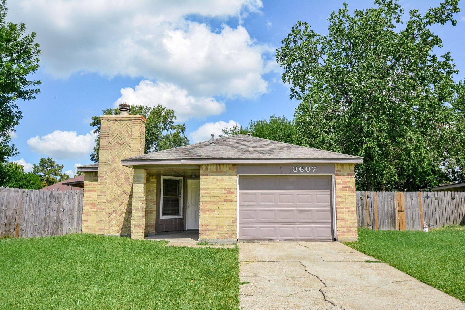 Houston House: 8607 Crystal Cove Cir