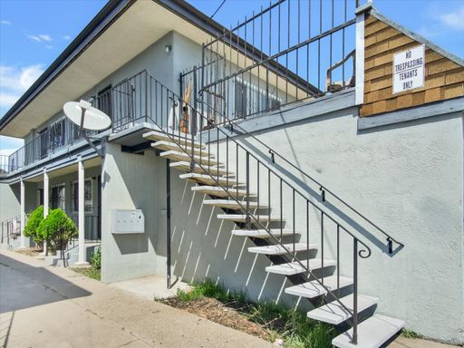 Available now! Remodeled 2BR w/ Parking on Quiet Oakland Street – photo 1