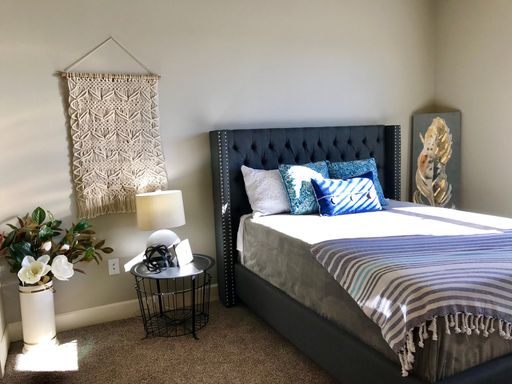 Beautiful 1 bedroom with Fireplace and Washer/Dryer – photo 1