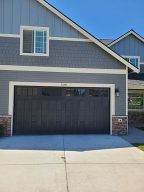 Three Bedroom Townhome - Fantastic Location – photo 1
