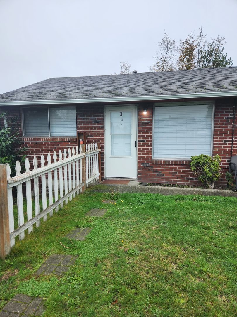 Lakewood Apartment: 8913 Forest Road SW