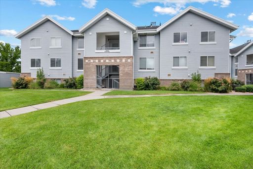 Riverside #18 - Private w/uncovered parking (Aug 2026-Aug 2027) - 1 Contracts Available – photo 1
