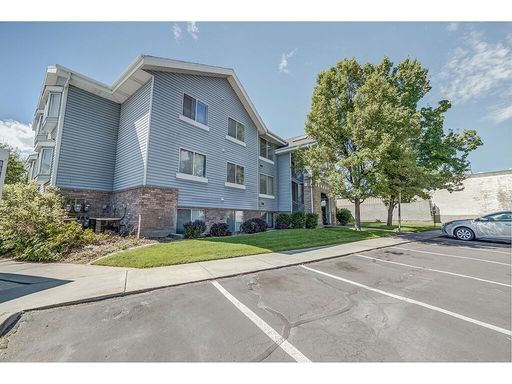 Riverside #53 - Primary Bedroom w/Covered Parking (Aug 2026-Aug 2027) - 1 Contract Available – photo 1
