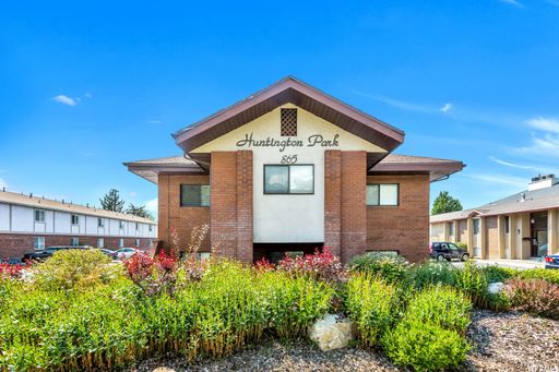 Huntington Park #4 - Primary Bedroom (Aug 2026-Aug 2027) - 1 Contract Available – photo 1