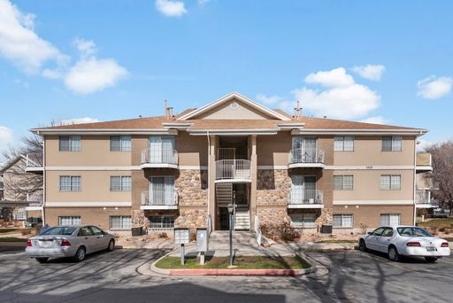 Riverstone #38 - Private Bedroom w/Uncovered Parking (Aug 2026-Aug 2027) - 1 Contract Available – photo 1