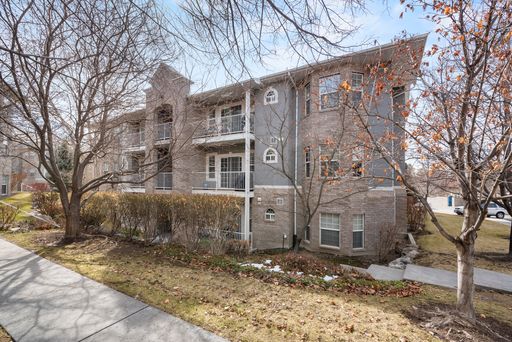 Belmont #306 - Middle Bedroom w/X-Stall Parking (Aug 2026-Aug 2027) - 1 Contract Available – photo 1