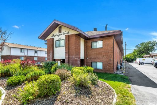 Huntington Park #5 - Primary Bedroom (Aug 2026-Aug 2027) - 1 Contract Available – photo 1