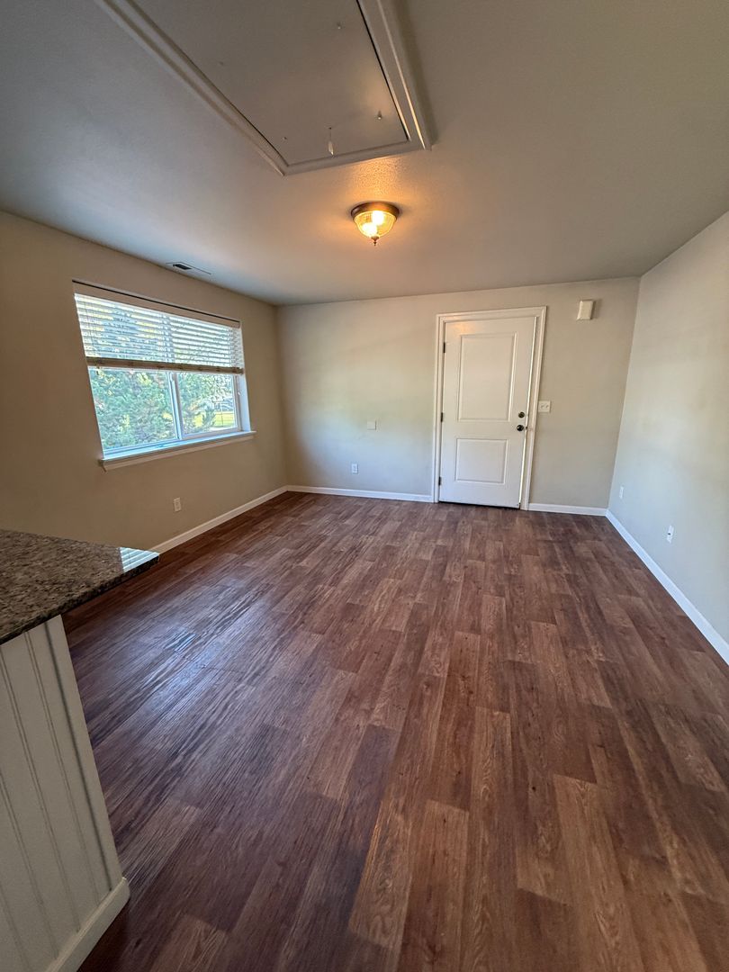 Medford Apartment: 504 S. Holly St.