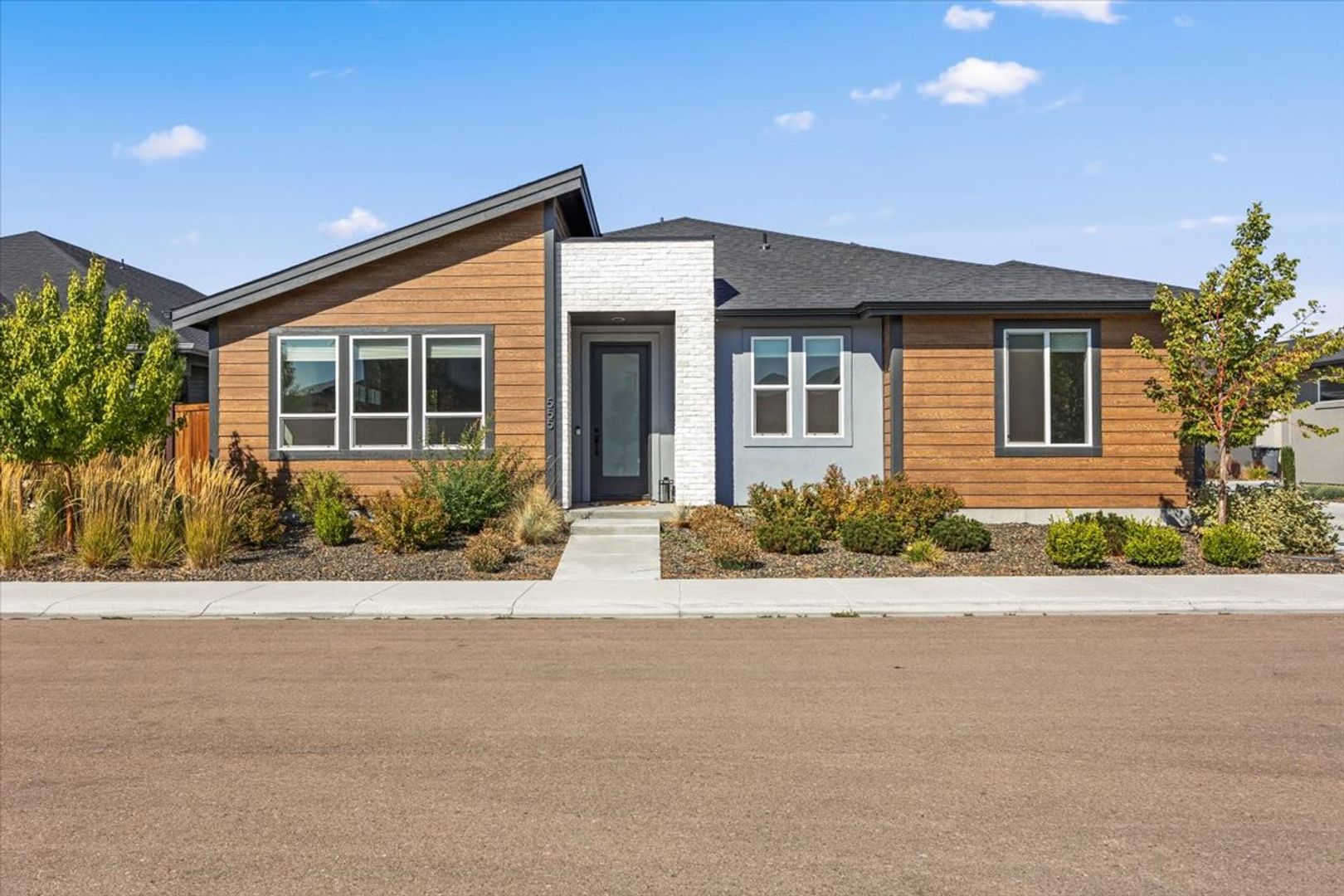 Eagle House: 555 S proctor Ln