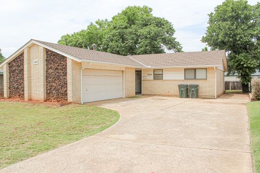 3 Bed 1.5 Bath in Del City with cathedral ceilings and 2 car garage – photo 1