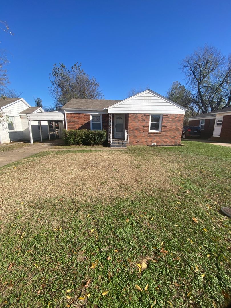 Midwest City House: 412 Mid America Blvd