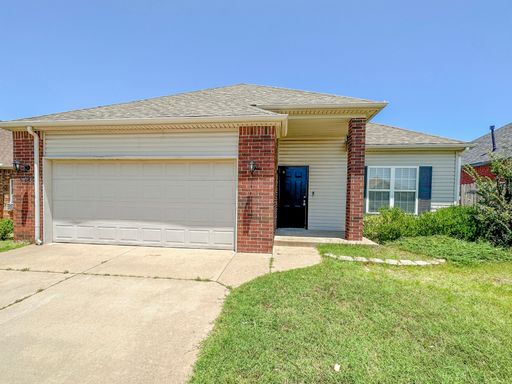 3 Bed 2 Bath in Liberty Trails | Open Concept, Large Kitchen & Yard – photo 1