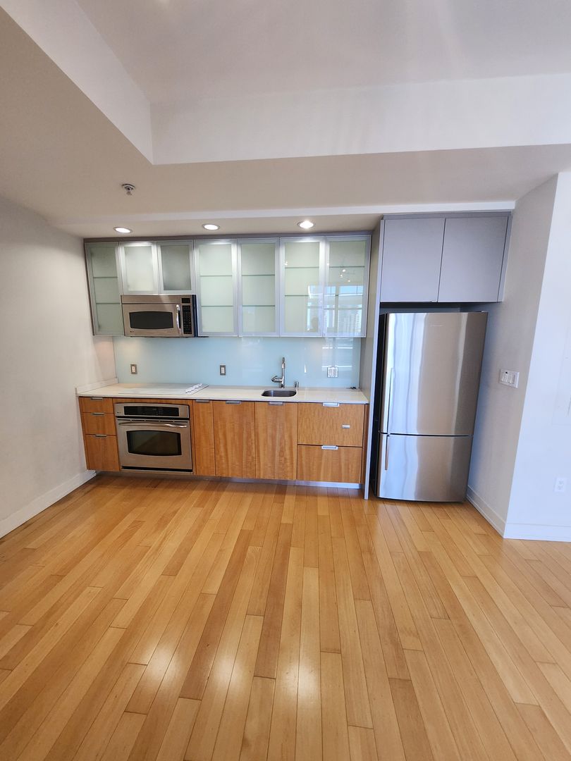 San Diego House: 575 6th Ave #609