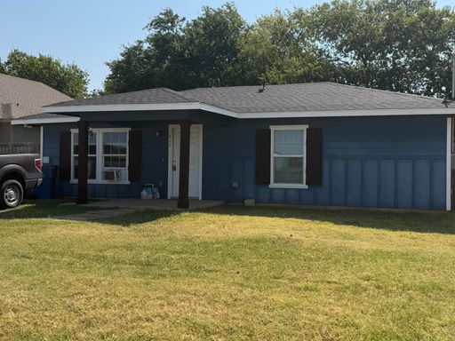 Charming 2 Bedroom 1 bath house located in Sanger! – photo 1
