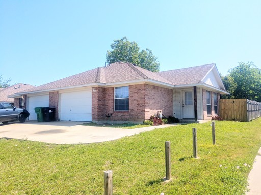 3 Bed / 2 Bath duplex in nice neighborhood with nearby schools – photo 1