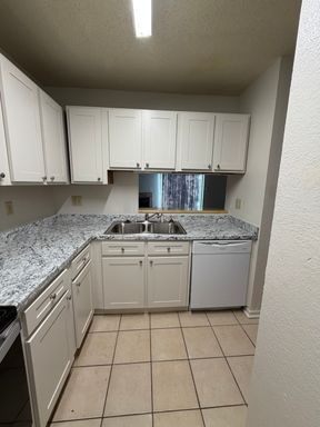 Nice 3 bedroom 2 bath townhouse walking distance to UNT - students and non students welcome – photo 1