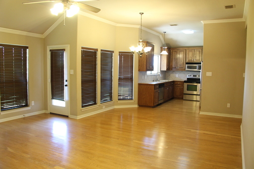 Beautiful house in Sanger. Excellent condition inside an out. – photo 1