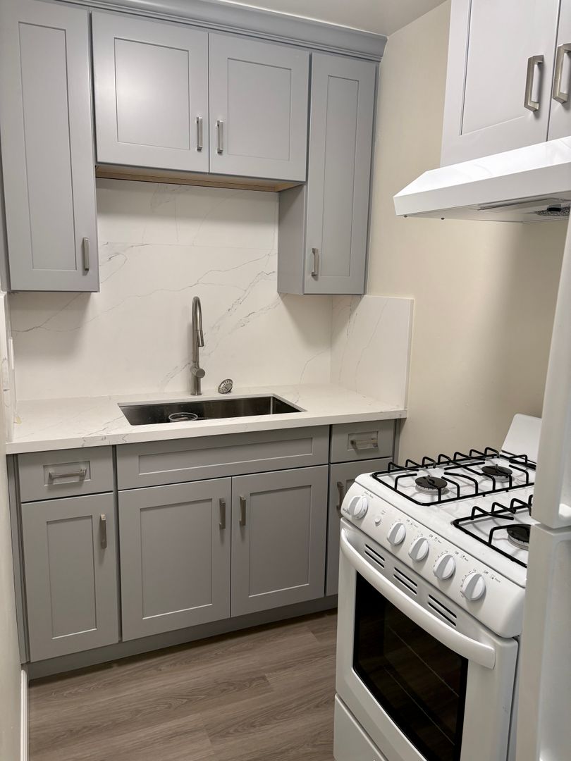 Menlo Park Apartment: 1001 Madera Avenue
