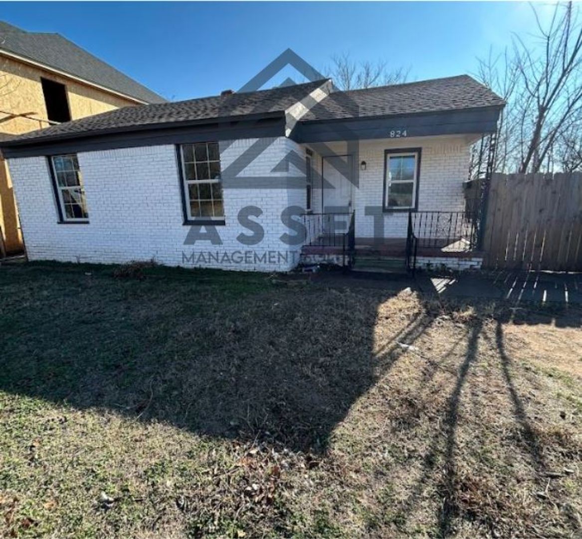 Edmond House: 824 W 2nd St.