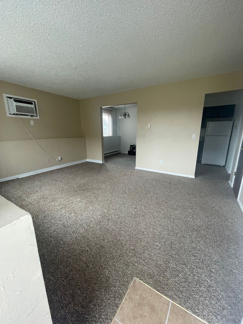 Laurel Apartment: 302 Cedar Avenue