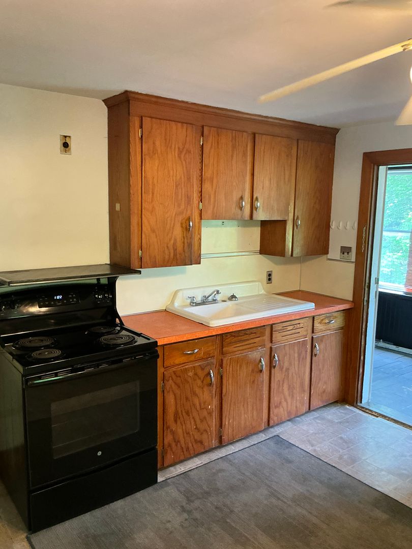 Augusta Apartment: 560 Eastern Ave