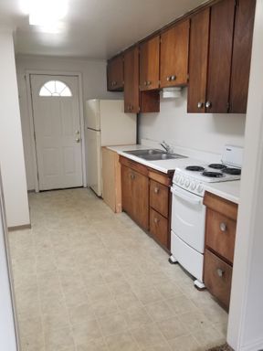 Freshly painted, all new carpet, N. 41st Ave 2br 1ba w/s/g paid! – photo 1