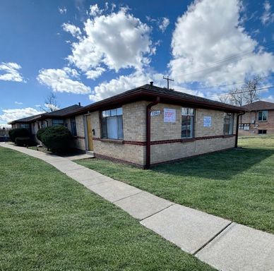 Naturally Bright & Move-In Ready Apartment! $250.00 OFF ONE MONTHS RENT!! – photo 1