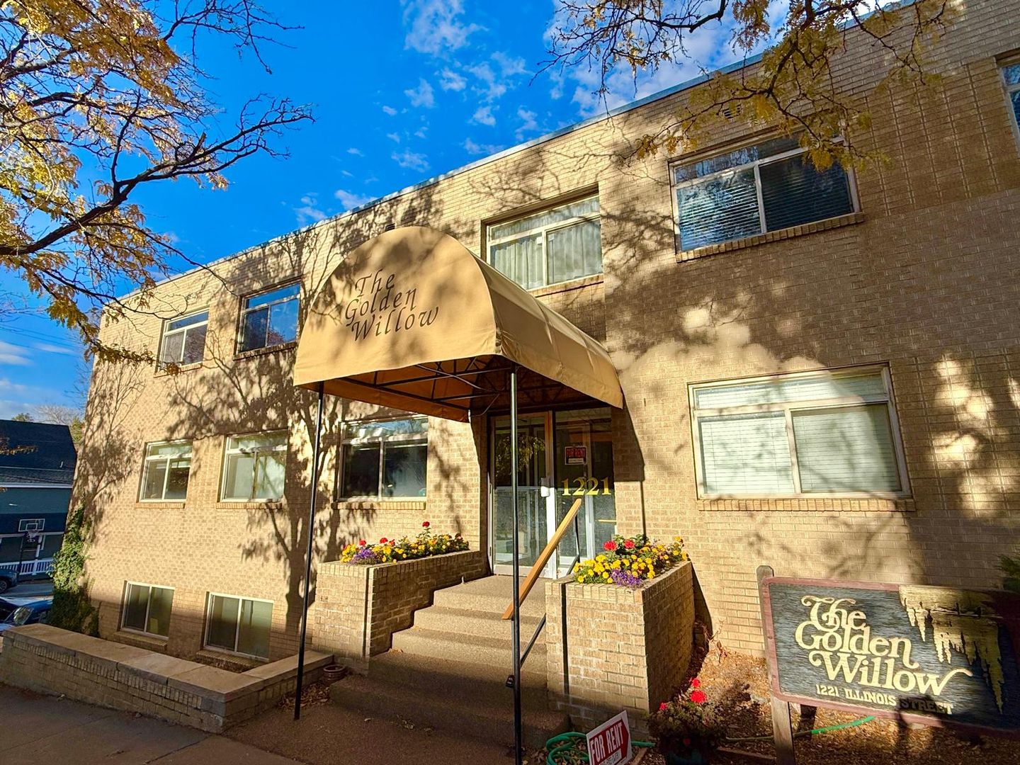 Golden Apartment: 1221 Illinois St