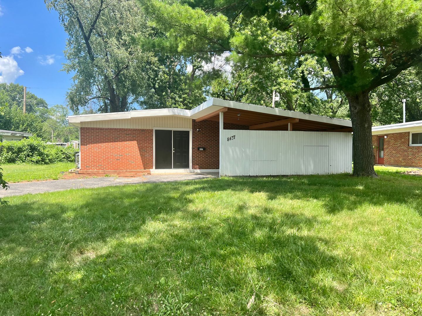 Saint Louis House: 8437 January Avenue