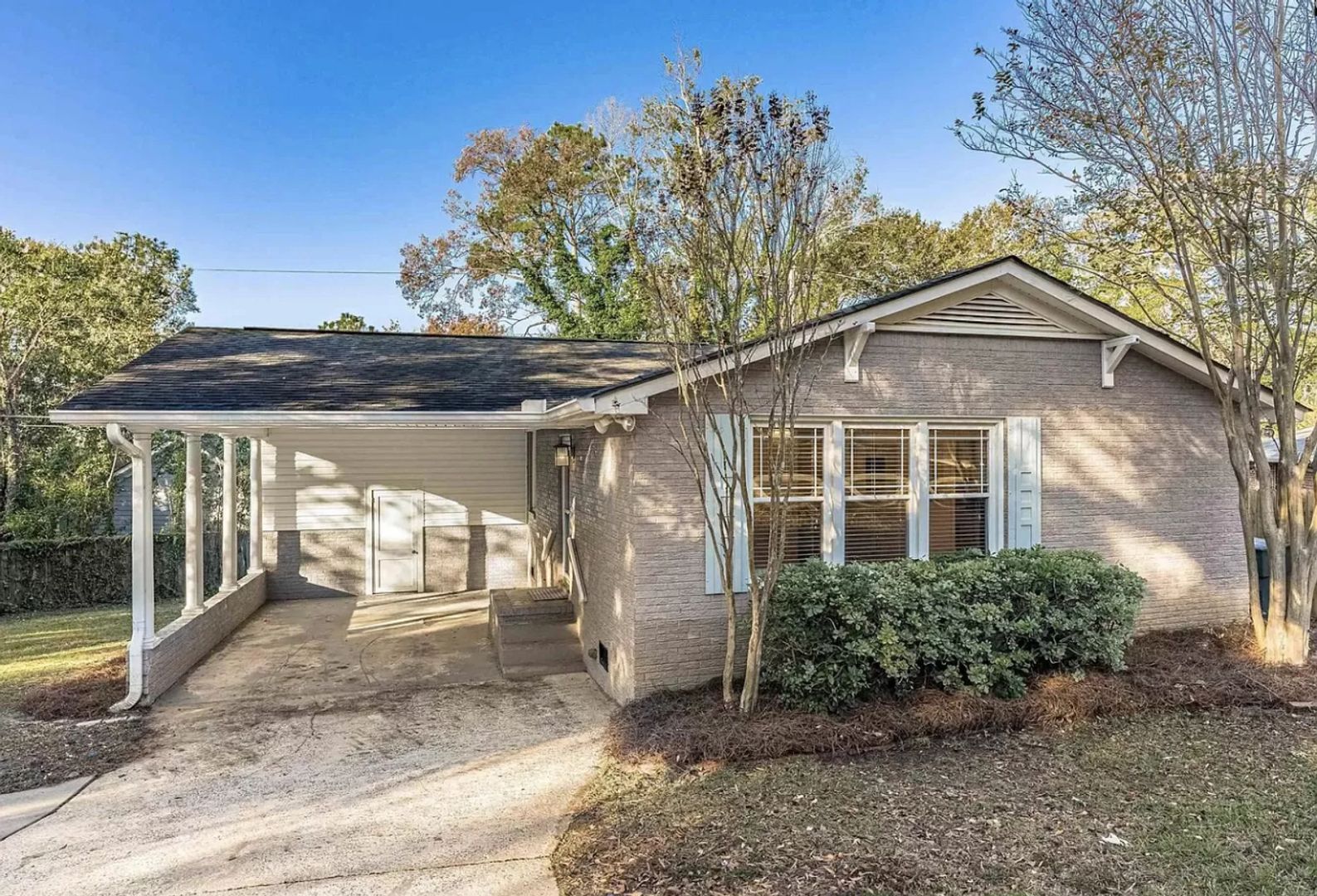 Columbia House: 25 Riverview Ct.